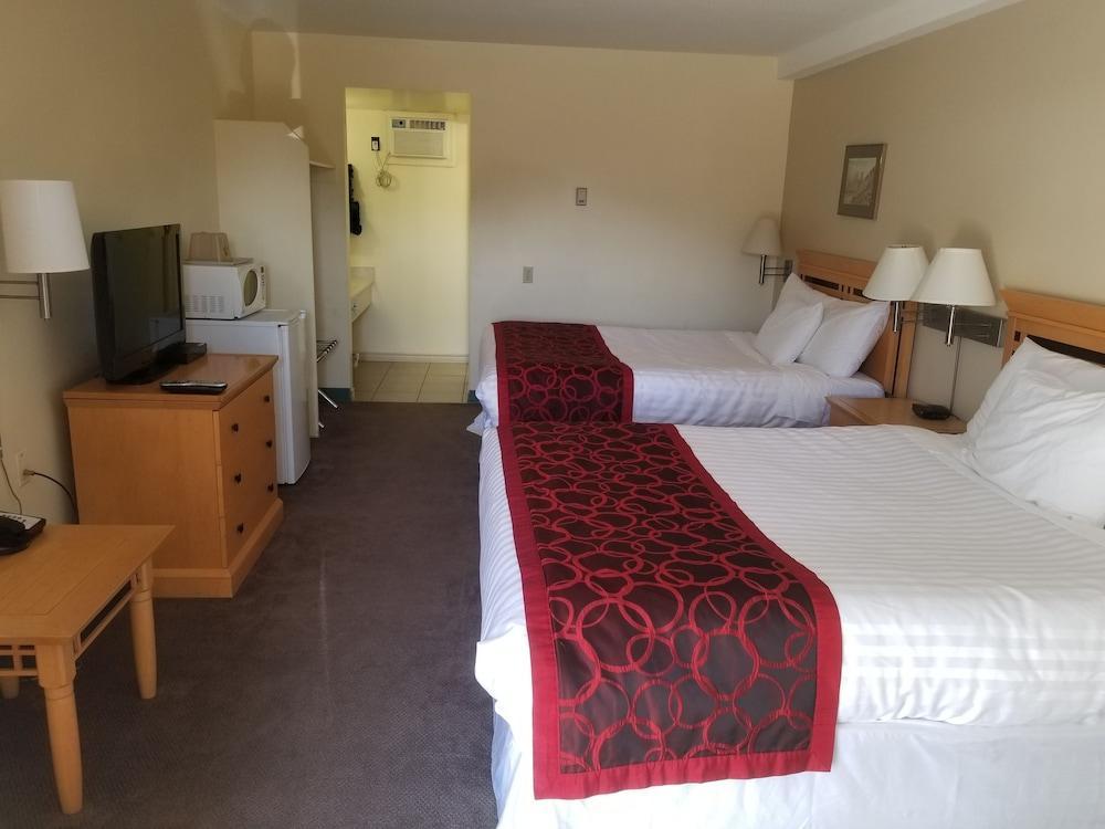 Canada'S Best Value Desert Inn & Suites Каш Крийк Екстериор снимка