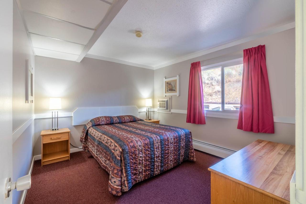 Canada'S Best Value Desert Inn & Suites Каш Крийк Екстериор снимка