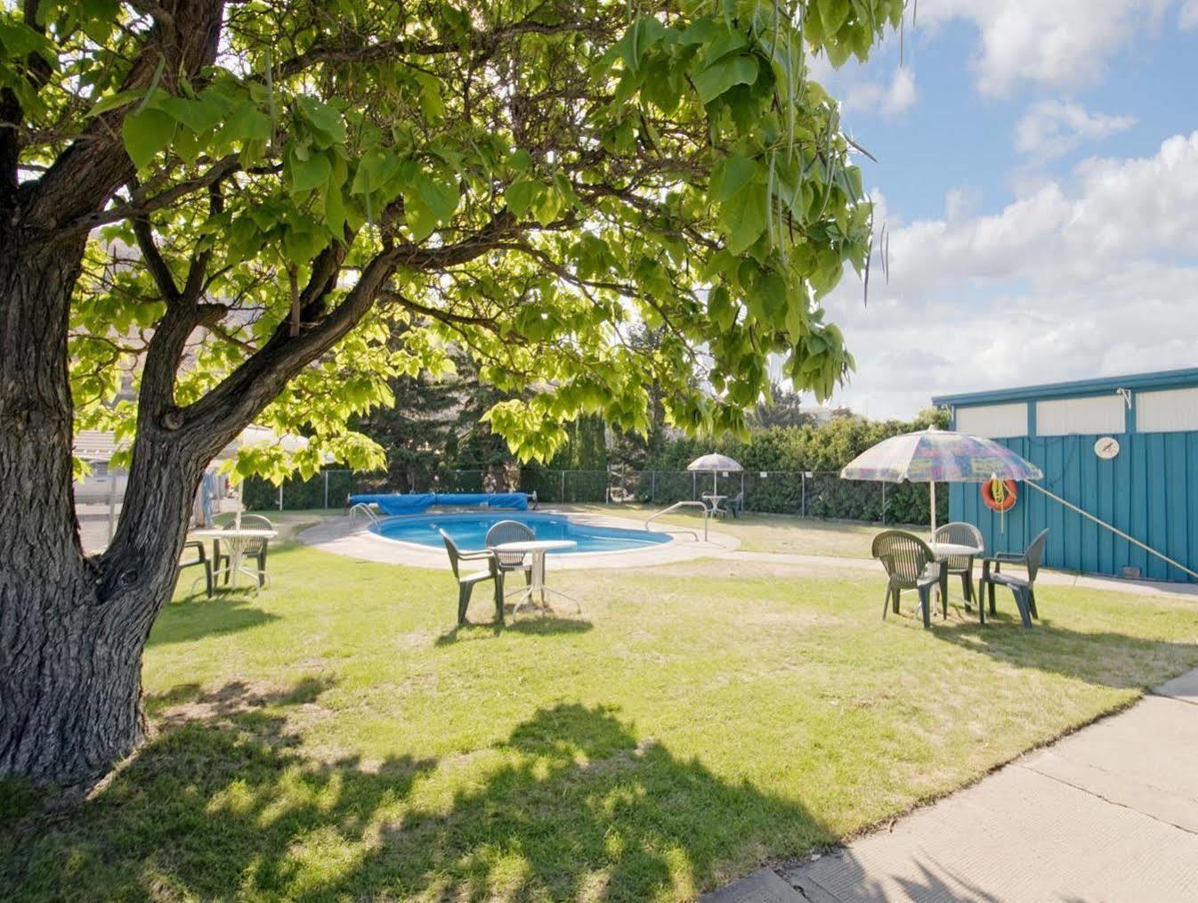 Canada'S Best Value Desert Inn & Suites Каш Крийк Екстериор снимка