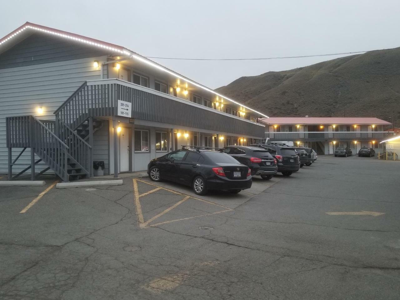 Canada'S Best Value Desert Inn & Suites Каш Крийк Екстериор снимка