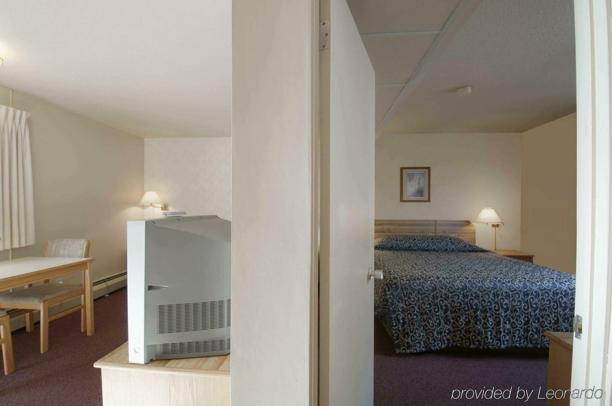 Canada'S Best Value Desert Inn & Suites Каш Крийк Екстериор снимка